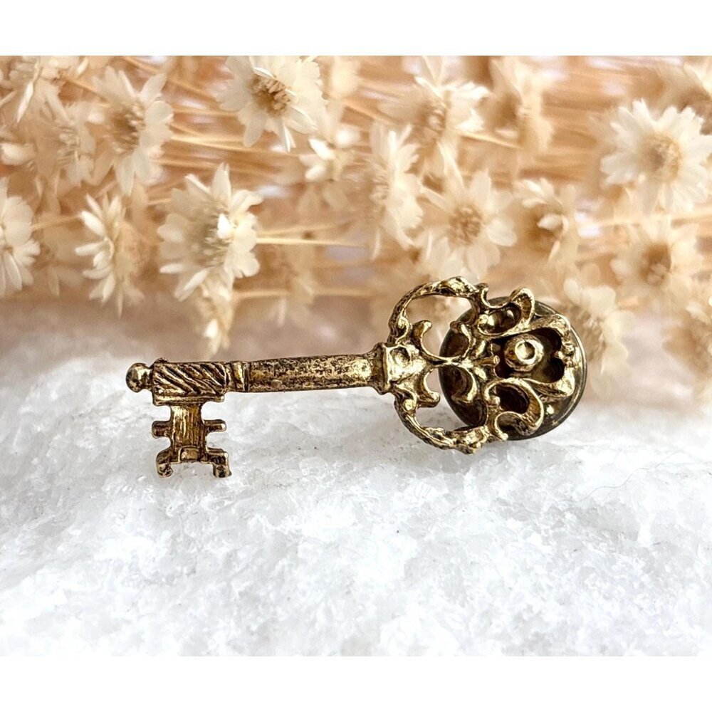 Key Shaped Antique Inspired Gold Toned Vintage Costume Jewelry Brooch